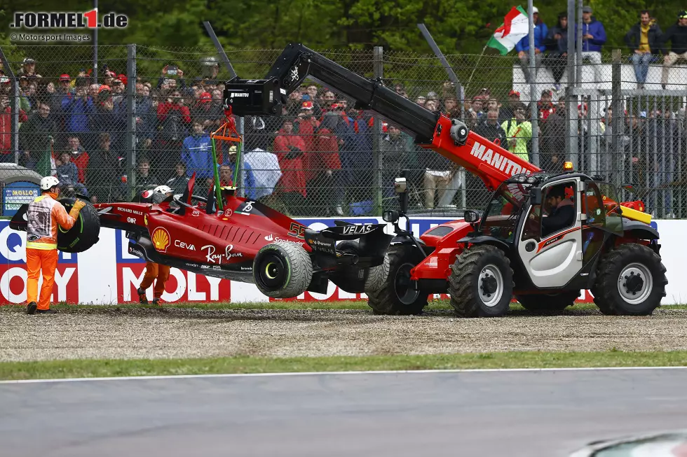 ... erwischt es seinen Ferrari-Teamkollegen Carlos Sainz. In der ersten Runde wird er von Daniel Ricciardo im McLaren berührt und fällt gleich in Kurve 2 aus. Zum zweiten Mal in Folge null Punkte für ihn, aber Ferrari bleibt vorne in der WM. Sehr positiv ... Foto zur News: ... erwischt es seinen Ferrari-Teamkollegen Carlos Sainz. In der ersten Runde wird er von Daniel Ricciardo im McLaren berührt und fällt gleich in Kurve 2 aus. Zum zweiten Mal in Folge null Punkte für ihn, aber Ferrari bleibt vorne in der WM. Sehr positiv ...
