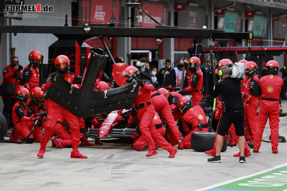 Foto zur News: ... Charles Leclerc, der sich kurz vor Schluss bei der Verfolgung von Perez von der Strecke dreht und zum Notstopp in die Box abbiegt. Mit neuer Nase und frischen Reifen fährt Leclerc noch auf P6, verliert aber wichtige Punkte. Noch schlimmer ...