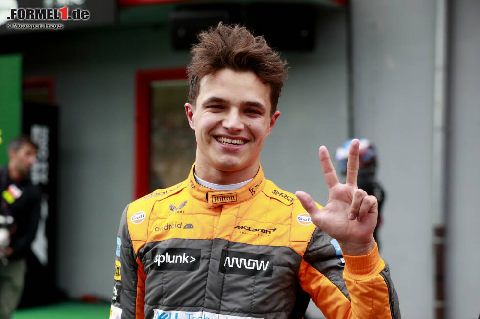 ... wird Lando Norris im McLaren abgewinkt. Er allerdings profitiert von einem Fehler bei ... ... wird Lando Norris im McLaren abgewinkt. Er allerdings profitiert von einem Fehler bei ...