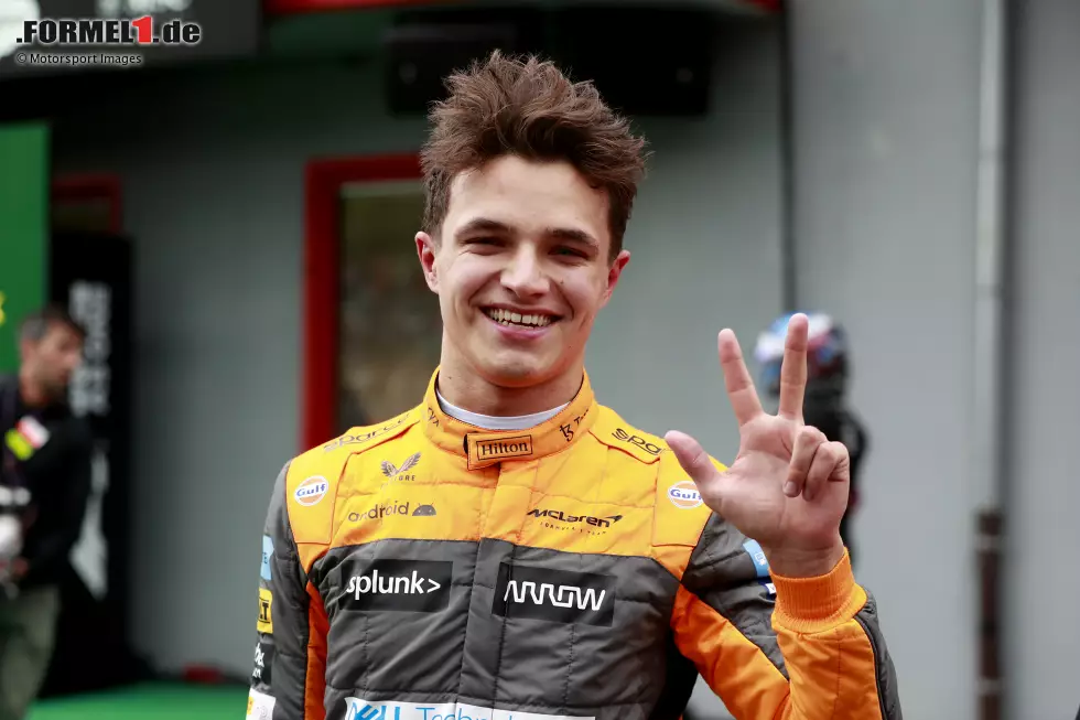 Foto zur News: ... wird Lando Norris im McLaren abgewinkt. Er allerdings profitiert von einem Fehler bei ...