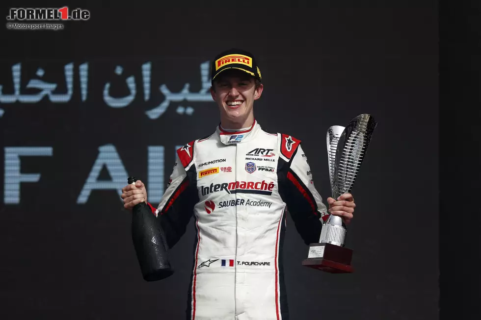 Sein Aufstieg galt eigentlich als Formsache, doch Sauber-Junior Theo Pourchaire verpasste als Zweiter den Formel-2-Titel am Ende doch deutlich gegen Felipe Drugovich. Er durfte für Alfa Romeo testen, doch erst einmal setzt das Team weiter auf Guanyu Zhou. Außerdem bei Sauber: Roberto Faria (Fünfter der Britischen Formel 3). Foto zur News: Sein Aufstieg galt eigentlich als Formsache, doch Sauber-Junior Theo Pourchaire verpasste als Zweiter den Formel-2-Titel am Ende doch deutlich gegen Felipe Drugovich. Er durfte für Alfa Romeo testen, doch erst einmal setzt das Team weiter auf Guanyu Zhou. Außerdem bei Sauber: Roberto Faria (Fünfter der Britischen Formel 3).
