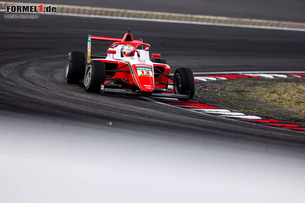 Alle anderen Ferrari-Junioren sind noch weit weg von der Formel 1. Dazu gehören James Wharton (Bild, Formel 4), Maya Weug (Formel 4), Rafael Camara (Formel 4), Dino Beganovic (Meister der Formula Regional Europe) und Laura Camps Torras (Kartsport). Foto zur News: Alle anderen Ferrari-Junioren sind noch weit weg von der Formel 1. Dazu gehören James Wharton (Bild, Formel 4), Maya Weug (Formel 4), Rafael Camara (Formel 4), Dino Beganovic (Meister der Formula Regional Europe) und Laura Camps Torras (Kartsport).
