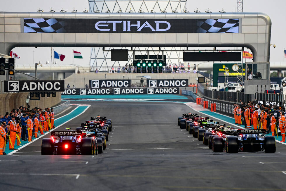 Foto zur News: 23. Abu Dhabi, VAE (26. November 2023) - Abu Dhabi hat sich langfristig das Recht des Saisonfinales gesichert, so auch 2023. Der Start erfolgt im Hellen, der Zieleinlauf bei Dunkelheit. Und dann ist die längste Saison der Formel-1-Geschichte auch geschafft!