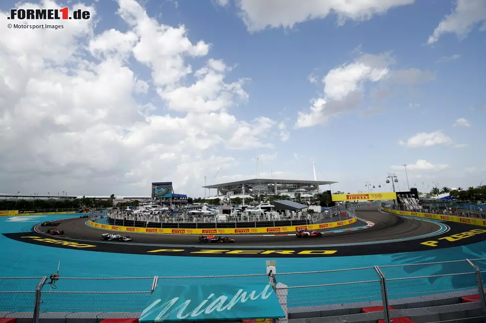 Foto zur News: 5. Miami, USA (7. Mai 2023) - Der Kurs rund um das Hard Rock Stadium in Miami war 2022 zum ersten Mal Teil des Formel-1-Kalenders und hat die Anzahl der US-Rennen verdoppelt. Für Aufsehen sorgte vor allem der künstlich angelegte Jachthafen. 2023 kommt noch ein dritter US-Grand-Prix dazu.