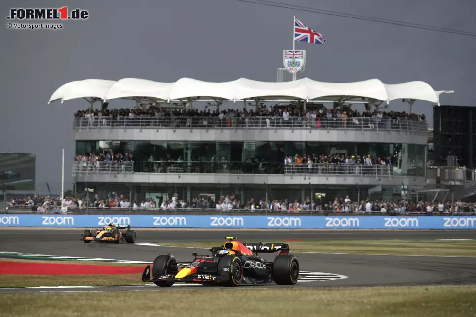 11. Silverstone, Großbritannien (9. Juli 2023) - Ins "Home of British Motor Racing" kommt die Formel 1 Mitte Juli. Hier fand 1950 das erste Rennen der neuen Formel-1-Geschichte statt. Den letzten großen Umbau gab es 2010. Nirgendwo wird Lewis Hamilton so gefeiert wie hier. Foto zur News: 11. Silverstone, Großbritannien (9. Juli 2023) - Ins "Home of British Motor Racing" kommt die Formel 1 Mitte Juli. Hier fand 1950 das erste Rennen der neuen Formel-1-Geschichte statt. Den letzten großen Umbau gab es 2010. Nirgendwo wird Lewis Hamilton so gefeiert wie hier.