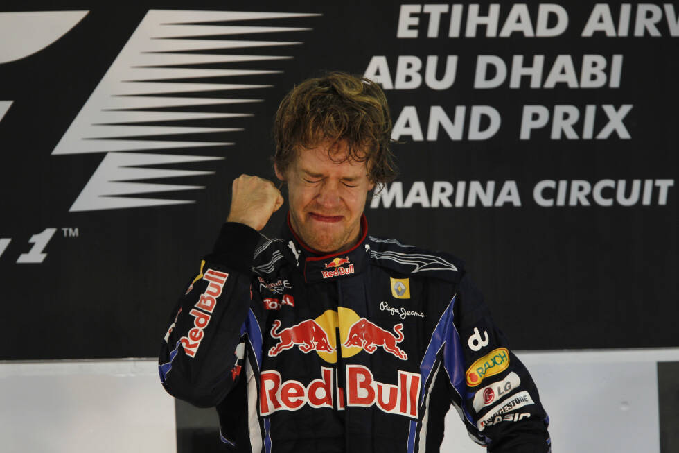 Foto zur News: ... Vettel ist eigentlich der krasse Außenseiter. Doch 2010 kommt in Abu Dhabi vieles anders als gedacht: Vettel bestimmt im Red Bull RB8 das Rennen, gewinnt und wird so überraschend Formel-1-Weltmeister! Natürlich: als bis dahin jüngster Rennfahrer. Er verlängert seinen Vertrag gleich mal bis Ende 2014 und ...