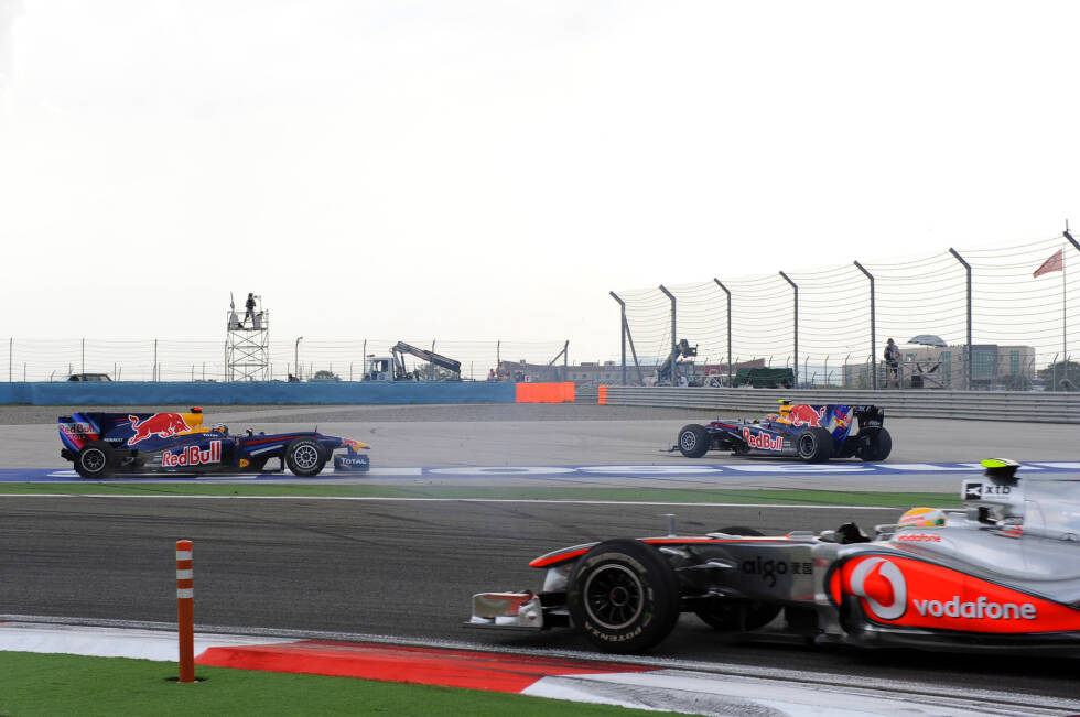 Foto zur News: ... eine Szene aus dem Türkei-Grand-Prix 2010 beweist: Vettel und Webber berühren sich im Zweikampf, beide fliegen ab. Es knistert hinter den Kulissen bei Red Bull, das mit beiden Fahrern in den Titelkampf involviert ist. Webber hat vor dem Finalrennen die besseren WM-Chancen als Zweiter hinter Fernando Alonso im Ferrari, und ...