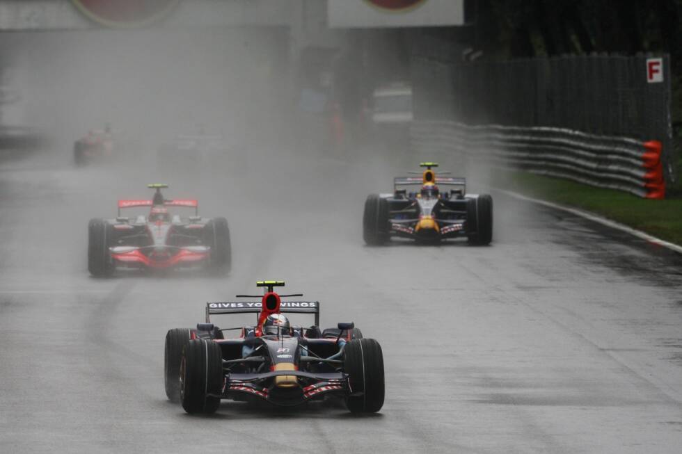 Foto zur News: ... behält auch im anschließenden Regenrennen die Kontrolle: Vettel gewinnt beim Italien-Grand-Prix 2008 erstmals in der Formel 1 und krönt damit (vorläufig) das Nachwuchsprogramm von Red Bull, weil ...