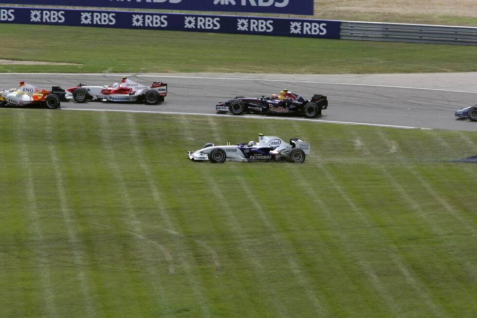 Foto zur News: ... der &quot;Ernstfall&quot;, weil BMW-Stammfahrer Robert Kubica nach einem Unfall den USA-Grand-Prix in Indianapolis auslassen muss. Vettel übernimmt das Auto, rutscht beim Start von der Strecke, belegt am Ende aber P8 und holt gleich in seinem ersten Rennen einen WM-Punkt! Kurz darauf ...