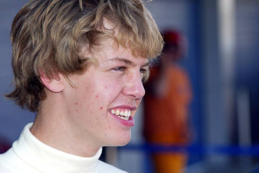Foto zur News: Gerade mal 18 Jahre alt ist Sebastian Vettel, als er im September 2005 seinen ersten Formel-1-Test absolviert - nur wenige Tage nach der bestandenen Führerschein-Prüfung. Für den jungen Deutschen ist ...