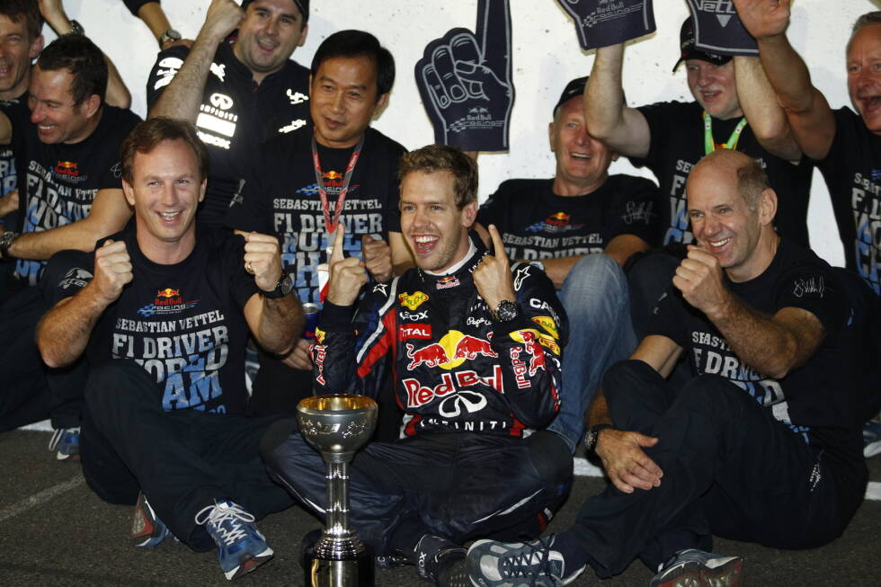Foto zur News: ... steht Vettel folgerichtig erneut als Weltmeister fest, in Suzuka feiern ihn Teamchef Christian Horner und Design-Legende Adrian Newey, bevor Vettel ...
