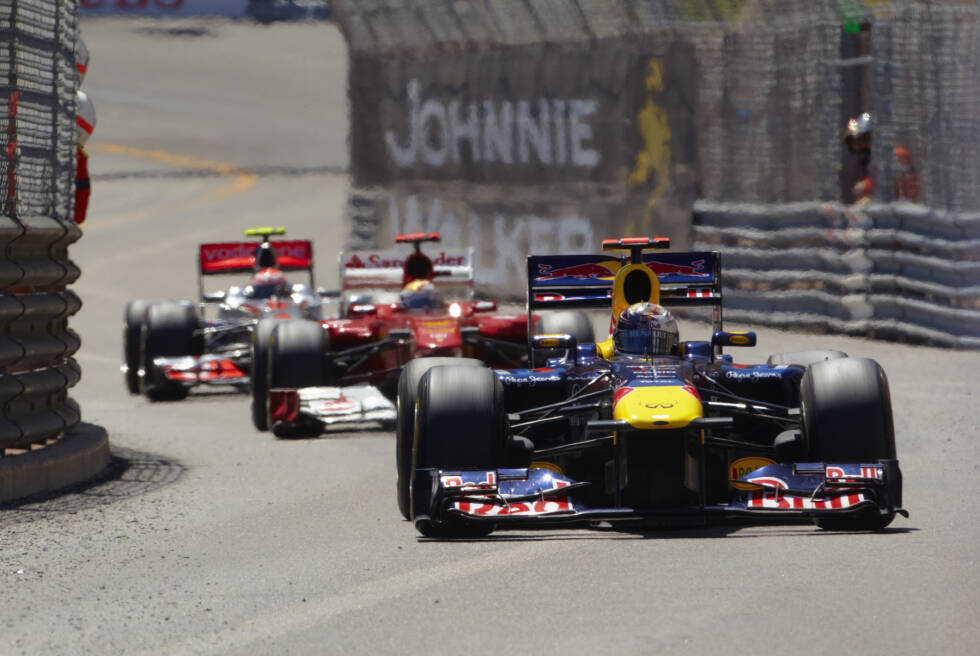Foto zur News: ... dominiert mit dem Red Bull RB7 die Formel-1-Saison 2011, holt 15 Polepositions, elf Siege und steht in 17 Rennen auf dem Podium. Vier Grands Prix vor Schluss ...
