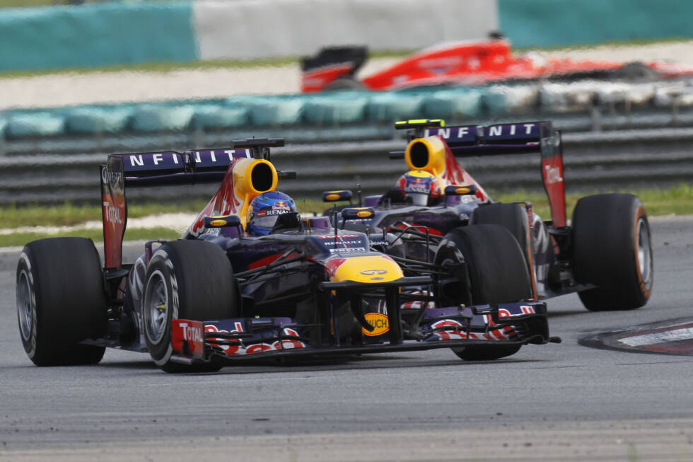 Foto zur News: ... überwirft sich Vettel mit Teamkollege Webber und der Teamleitung, als er in Malaysia die Stallregie &quot;Multi-21&quot; ignoriert, Webber trotz gegensätzlicher Ansage noch überholt und gewinnt. Das Verhältnis der beiden Fahrer ist nie schlechter als nach diesem Rennen, doch Vettel startet durch mit ...