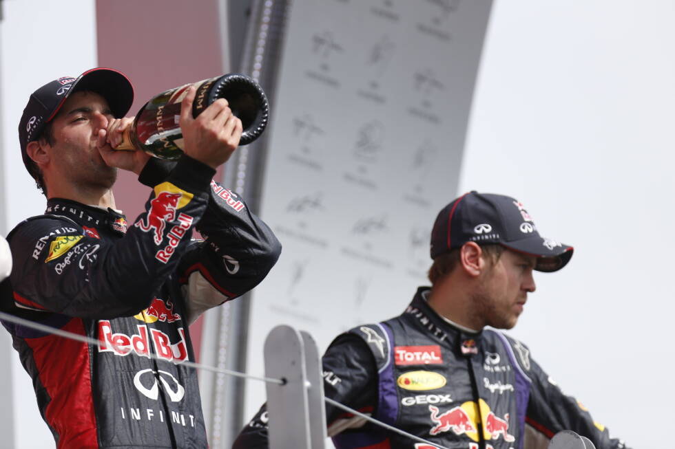Foto zur News: ... die Ernüchterung: Erstmals seit 2008 bleibt Vettel ohne Saisonsieg, beschließt die WM nur auf Position fünf. Und sein neuer Teamkollege bei Red Bull, Daniel Ricciardo, erweist sich oft als der Schnellere. Deshalb sorgt Vettel selbst für einen Tapetenwechsel und ...
