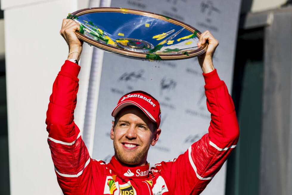 Foto zur News: ... beginnt die Saison 2017 auf weitaus besserem Niveau: Sieg beim Auftaktrennen in Australien und WM-Führung. Es folgen weitere zwei Siege in den folgenden fünf Rennen, doch im Sommer zieht Mercedes-Fahrer Lewis Hamilton an Vettel vorbei und ...
