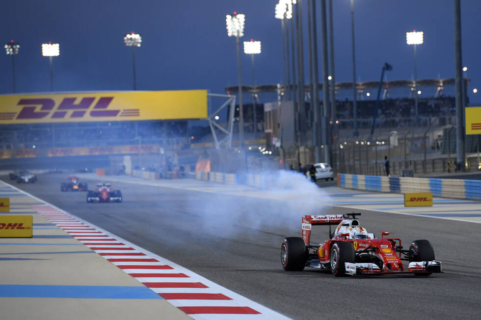 Foto zur News: ... folgt nicht der erhoffte Aufschwung, sondern ein Rückschlag: Vettel und Teamkollege Kimi Räikkönen bleiben im SF16-H sieglos. Die Saison beginnt schon schlecht: Vettel kann nach Motorschaden nicht am Rennen in Bahrain teilnehmen, wird schließlich Vierter in der WM und ...