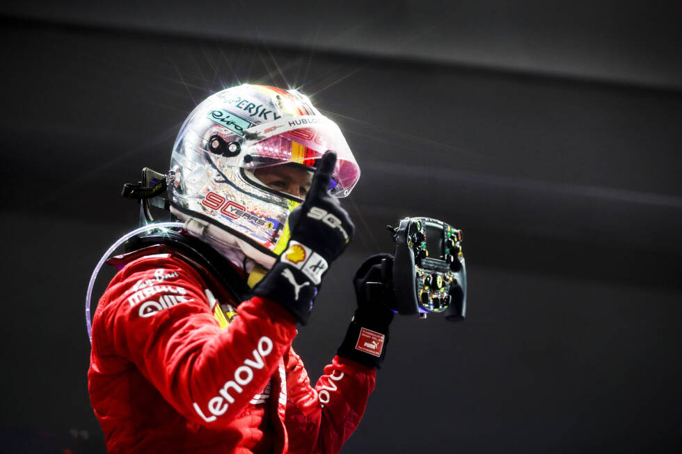 Foto zur News: ... feiert er in Singapur zum 53. und letzten Mal einen Grand-Prix-Sieg in der Formel 1. In der WM aber setzt es - ähnlich wie 2014 gegen Ricciardo - eine Niederlage gegen Leclerc im Ferrari-Teamduell, und 2020 kommt es für Vettel ...