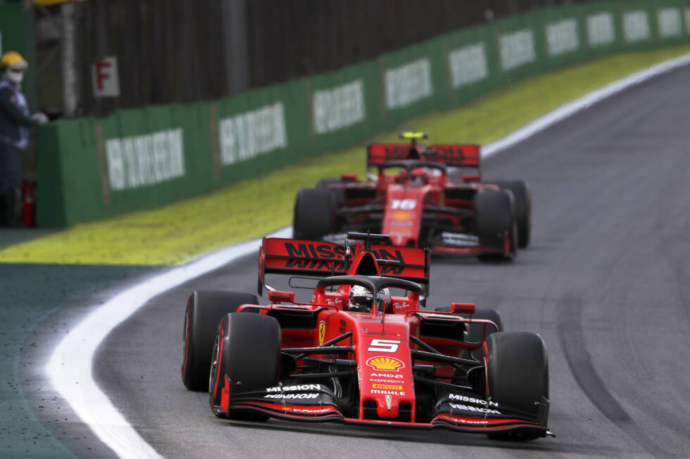 Foto zur News: ... bekommt er es bei Ferrari mit Charles Leclerc zu tun, der auf Anhieb ein echter Gegner ist für Vettel. Mehrmals kracht es zwischen den beiden auf der Strecke und auch Vettel selbst hat zu kämpfen, zum Beispiel ...