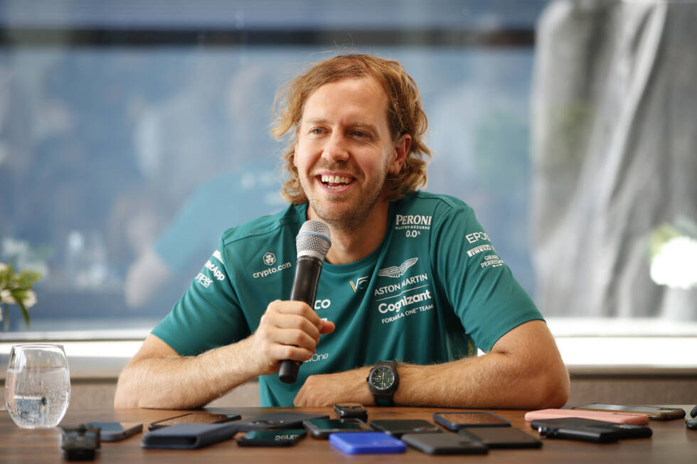 Foto zur News: ... er beim Ungarn-Grand-Prix vor der Sommerpause verkündet: Vettel gibt seinen Rücktritt zum Jahresende bekannt. Die Formel-1-Saison 2022 ist seine letzte.