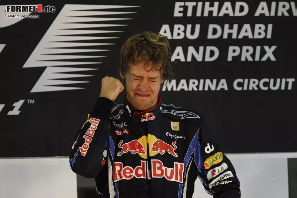 ... Vettel ist eigentlich der krasse Außenseiter. Doch 2010 kommt in Abu Dhabi vieles anders als gedacht: Vettel bestimmt im Red Bull RB8 das Rennen, gewinnt und wird so überraschend Formel-1-Weltmeister! Natürlich: als bis dahin jüngster Rennfahrer. Er verlängert seinen Vertrag gleich mal bis Ende 2014 und ... Foto zur News: ... Vettel ist eigentlich der krasse Außenseiter. Doch 2010 kommt in Abu Dhabi vieles anders als gedacht: Vettel bestimmt im Red Bull RB8 das Rennen, gewinnt und wird so überraschend Formel-1-Weltmeister! Natürlich: als bis dahin jüngster Rennfahrer. Er verlängert seinen Vertrag gleich mal bis Ende 2014 und ...