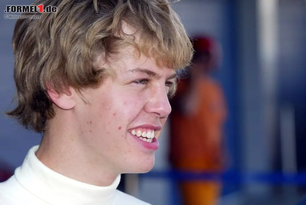 Foto zur News: Gerade mal 18 Jahre alt ist Sebastian Vettel, als er im September 2005 seinen ersten Formel-1-Test absolviert - nur wenige Tage nach der bestandenen Führerschein-Prüfung. Für den jungen Deutschen ist ...