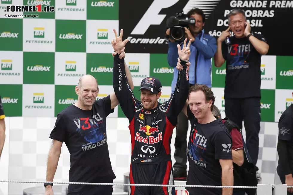 ... nach einer Erstrunden-Kollision beinahe zu verlieren droht. Doch Vettel kämpft sich zurück ins Rennen, überholt sehenswert auf feuchter Strecke und holt mit P6 genug Punkte, um zum dritten Mal Formel-1-Weltmeister zu werden! Im Jahr darauf aber ... Foto zur News: ... nach einer Erstrunden-Kollision beinahe zu verlieren droht. Doch Vettel kämpft sich zurück ins Rennen, überholt sehenswert auf feuchter Strecke und holt mit P6 genug Punkte, um zum dritten Mal Formel-1-Weltmeister zu werden! Im Jahr darauf aber ...