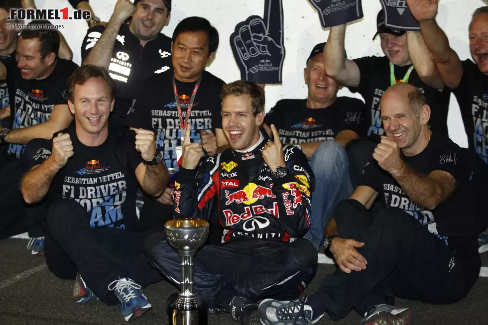 ... steht Vettel folgerichtig erneut als Weltmeister fest, in Suzuka feiern ihn Teamchef Christian Horner und Design-Legende Adrian Newey, bevor Vettel ... Foto zur News: ... steht Vettel folgerichtig erneut als Weltmeister fest, in Suzuka feiern ihn Teamchef Christian Horner und Design-Legende Adrian Newey, bevor Vettel ...