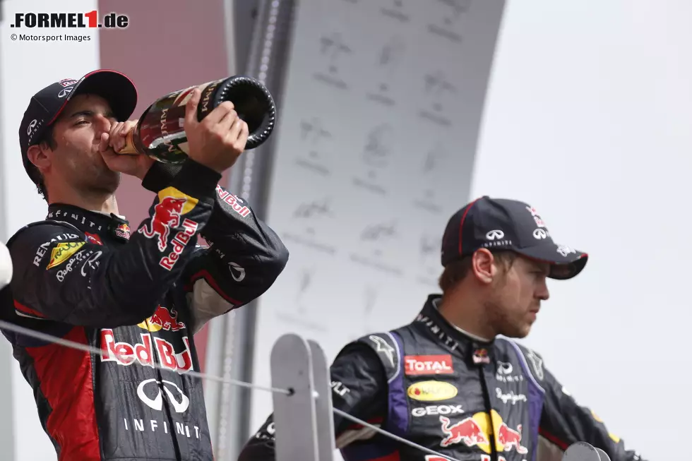 ... die Ernüchterung: Erstmals seit 2008 bleibt Vettel ohne Saisonsieg, beschließt die WM nur auf Position fünf. Und sein neuer Teamkollege bei Red Bull, Daniel Ricciardo, erweist sich oft als der Schnellere. Deshalb sorgt Vettel selbst für einen Tapetenwechsel und ... Foto zur News: ... die Ernüchterung: Erstmals seit 2008 bleibt Vettel ohne Saisonsieg, beschließt die WM nur auf Position fünf. Und sein neuer Teamkollege bei Red Bull, Daniel Ricciardo, erweist sich oft als der Schnellere. Deshalb sorgt Vettel selbst für einen Tapetenwechsel und ...