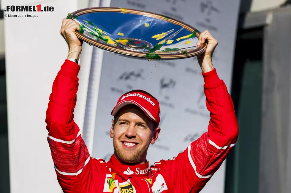 ... beginnt die Saison 2017 auf weitaus besserem Niveau: Sieg beim Auftaktrennen in Australien und WM-Führung. Es folgen weitere zwei Siege in den folgenden fünf Rennen, doch im Sommer zieht Mercedes-Fahrer Lewis Hamilton an Vettel vorbei und ... Foto zur News: ... beginnt die Saison 2017 auf weitaus besserem Niveau: Sieg beim Auftaktrennen in Australien und WM-Führung. Es folgen weitere zwei Siege in den folgenden fünf Rennen, doch im Sommer zieht Mercedes-Fahrer Lewis Hamilton an Vettel vorbei und ...