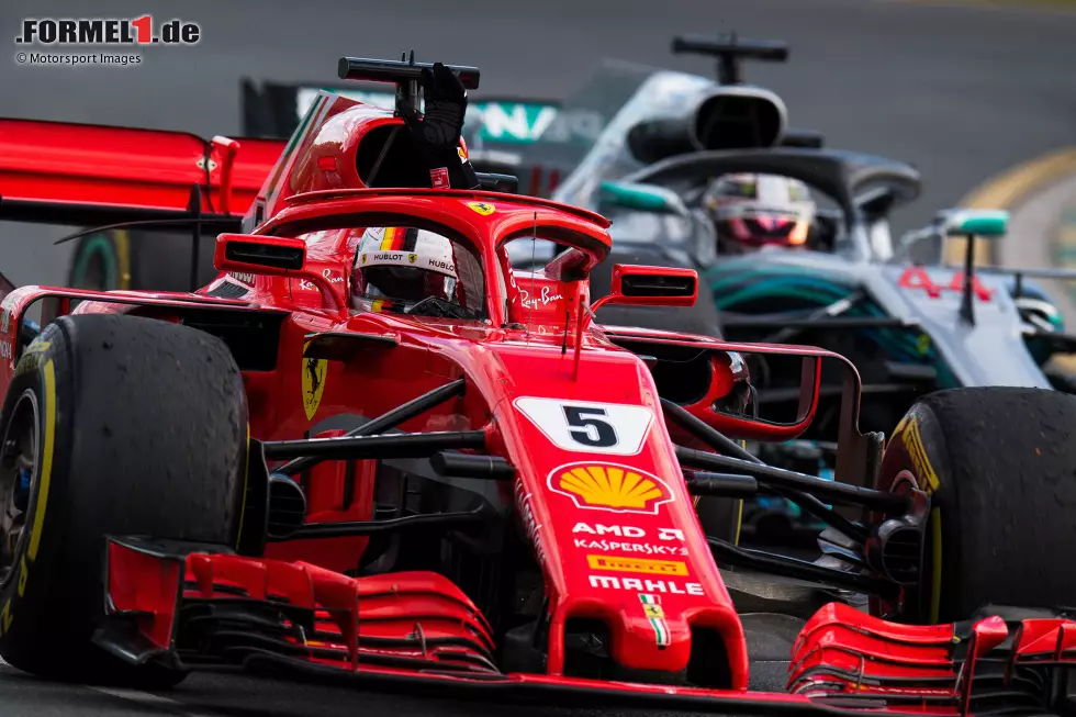 ... gibt es gleich zu Saisonbeginn 2018 im Ferrari SF-71H: Vettel gewinnt erneut in Australien, siegt auch im zweiten Rennen. Doch es mehren sich die Fehler beim routinierten Deutschen. Negativer Höhepunkte ist ... Foto zur News: ... gibt es gleich zu Saisonbeginn 2018 im Ferrari SF-71H: Vettel gewinnt erneut in Australien, siegt auch im zweiten Rennen. Doch es mehren sich die Fehler beim routinierten Deutschen. Negativer Höhepunkte ist ...