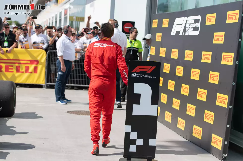 ... beim Kanada-Grand-Prix in Montreal, den er auf der Strecke gewinnt. Eine 5-Sekunden-Strafe aber wirft ihn auf P2 zurück. Kurzerhand stellt Vettel die Tafeln im Parc ferme um, reagiert beleidigt auf den aberkannten Sieg, kommt dann aber doch zur Siegerehrung. Wenige Wochen danach ... Foto zur News: ... beim Kanada-Grand-Prix in Montreal, den er auf der Strecke gewinnt. Eine 5-Sekunden-Strafe aber wirft ihn auf P2 zurück. Kurzerhand stellt Vettel die Tafeln im Parc ferme um, reagiert beleidigt auf den aberkannten Sieg, kommt dann aber doch zur Siegerehrung. Wenige Wochen danach ...