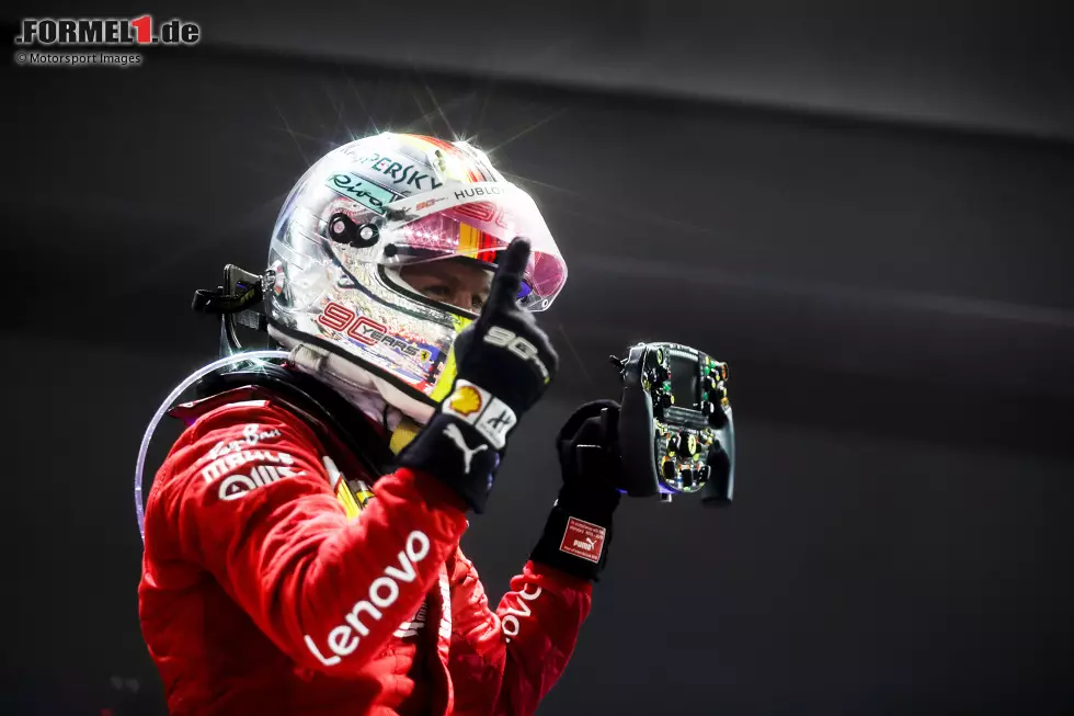 ... feiert er in Singapur zum 53. und letzten Mal einen Grand-Prix-Sieg in der Formel 1. In der WM aber setzt es - ähnlich wie 2014 gegen Ricciardo - eine Niederlage gegen Leclerc im Ferrari-Teamduell, und 2020 kommt es für Vettel ... Foto zur News: ... feiert er in Singapur zum 53. und letzten Mal einen Grand-Prix-Sieg in der Formel 1. In der WM aber setzt es - ähnlich wie 2014 gegen Ricciardo - eine Niederlage gegen Leclerc im Ferrari-Teamduell, und 2020 kommt es für Vettel ...