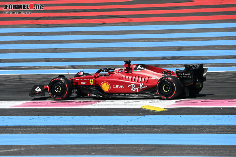 Foto zur News: ... überzeugt derweil Ferrari mit der Bestzeit durch Charles Leclerc im ersten Training in 1:33.930 Minuten. Max Verstappen im Red Bull kommt bis auf ein Zehntel ran, Mercedes fehlt eine Sekunde. Gleiches Spiel ...