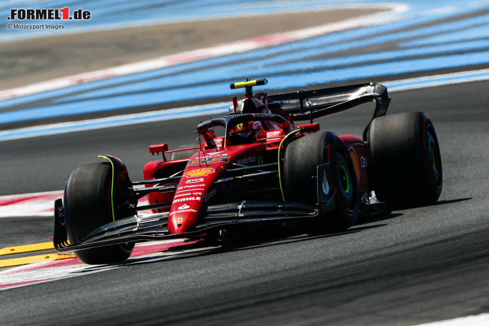 Foto zur News: ... im zweiten Freien Training, das Carlos Sainz im Ferrari für sich entscheidet, dieses Mal in 1:32.527 Minuten. Dieses Mal aber belegt Leclerc P2 und Verstappen folgt dahinter, aber schon mit 0,5 Sekunden Rückstand. Im Longrun ...