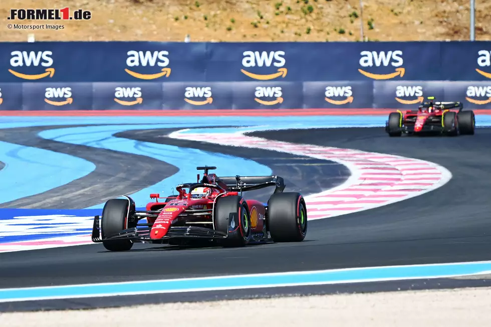 ... von Teamkollege Carlos Sainz, der ihn in Q3 im Windschatten gezogen hat. Bei Red Bull geht man allerdings davon aus, dass es für Leclerc auch ohne Spielchen gereicht hätte. Die Taktik konnte man anwenden, weil Sainz nach einem Motorwechsel ohnehin ganz am Ende startet, wie auch ... Foto zur News: ... von Teamkollege Carlos Sainz, der ihn in Q3 im Windschatten gezogen hat. Bei Red Bull geht man allerdings davon aus, dass es für Leclerc auch ohne Spielchen gereicht hätte. Die Taktik konnte man anwenden, weil Sainz nach einem Motorwechsel ohnehin ganz am Ende startet, wie auch ...