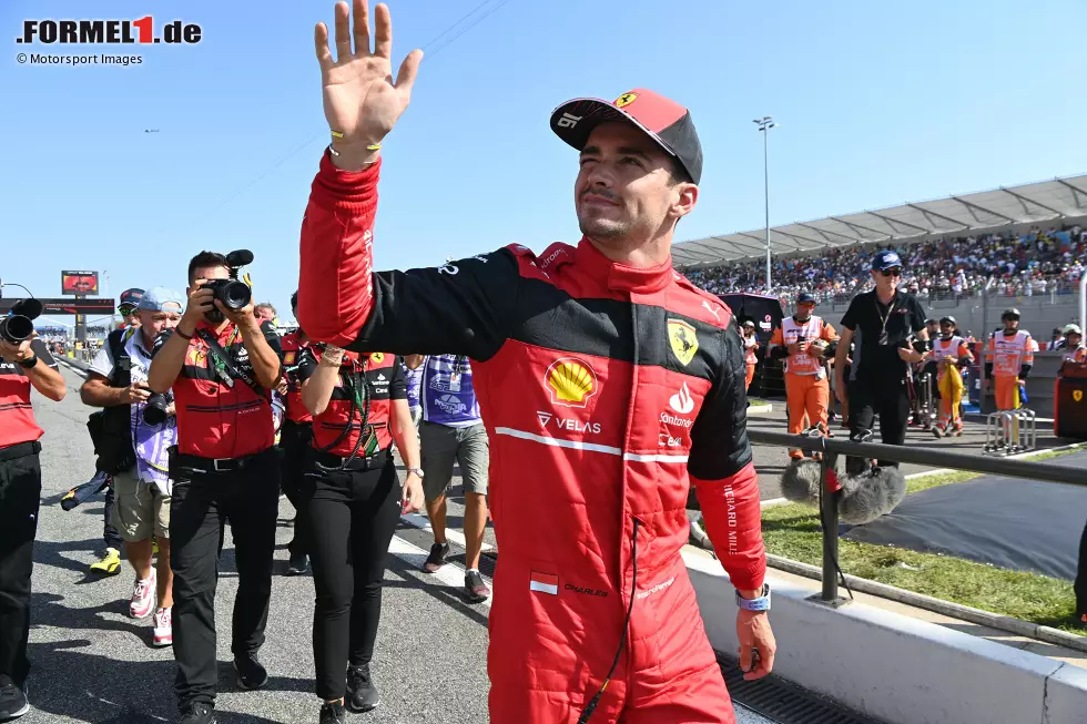 ... Charles Leclerc, der sich die Poleposition in Le Castellet sichert. Der Ferrari-Pilot hat mehr als drei Zehntelsekunden Vorsprung auf WM-Rivale Max Verstappen. Dabei hat er allerdings auch Hilfe gehabt ... Foto zur News: ... Charles Leclerc, der sich die Poleposition in Le Castellet sichert. Der Ferrari-Pilot hat mehr als drei Zehntelsekunden Vorsprung auf WM-Rivale Max Verstappen. Dabei hat er allerdings auch Hilfe gehabt ...