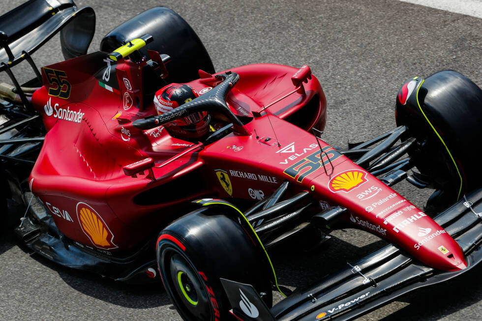 Foto zur News: ... legt Carlos Sainz im zweiten Ferrari hin. Von Startplatz 19 kommend holt er noch P5, aber zwischendurch ist der Ferrari-Kommandostand mal wieder überfordert mit der Situation im Rennen. Leer aus ...