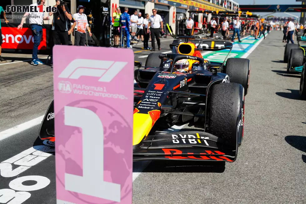 Foto zur News: ... Max Verstappen im Red Bull, der Leclerc auf P2 ständig dichtauf gefolgt ist, aber nicht vorbeikam. Nach dem Aus des Gegners fährt Verstappen ungefährdet zum Sieg und baut seine WM-Führung weiter aus. Sein bestes Saisonergebnis ...