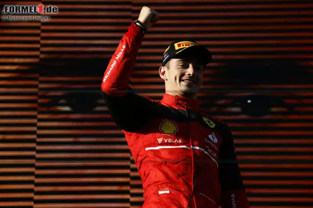 Foto zur News: Nach drei Rennen schienen die WM-Chancen für Charles Leclerc riesig zu sein: 34 Punkte Vorsprung hatte er in der WM, sogar 46 auf Max Verstappen. Es folgte jedoch eine Serie von Pannen für den Ferrari-Piloten, ohne die der Titelkampf spannend hätte werden können. Wir schauen uns an, was Ferrari den Titel gekostet hat.