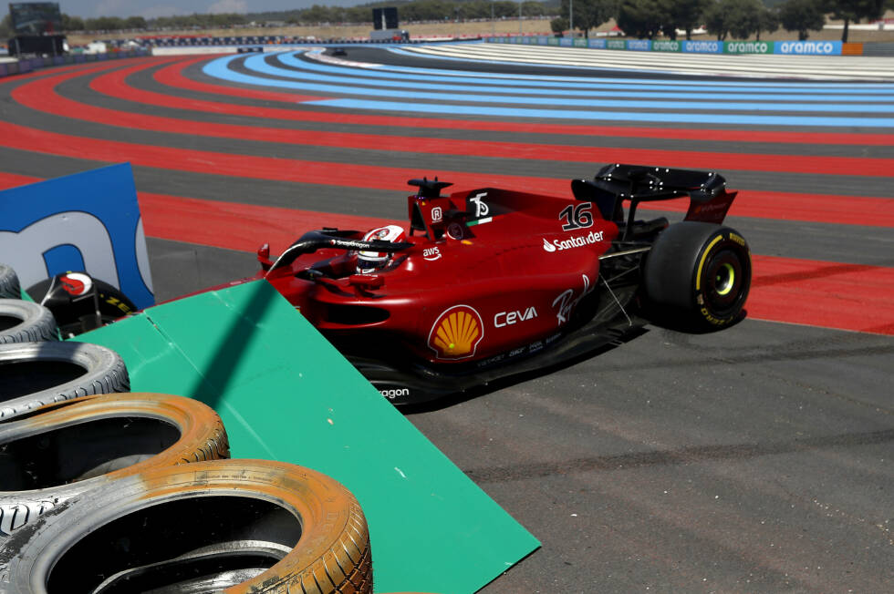 Foto zur News: Le Castellet: Auch Frankreich reiht sich in die Nullnummern nach Führung ein. Nach einem Fahrfehler dreht sich der Ferrari-Pilot von der Strecke und schlägt in die Reifenstapel ein. Diesmal ist es zumindest kein Fehler, den sein Team zu verantworten hat.