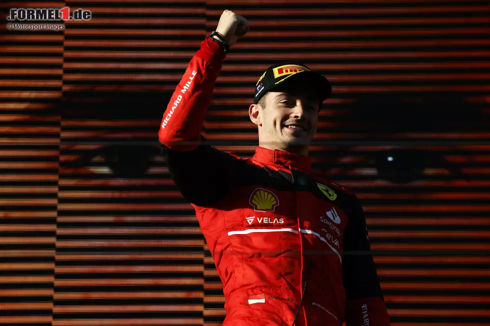 Foto zur News: Nach drei Rennen schienen die WM-Chancen für Charles Leclerc riesig zu sein: 34 Punkte Vorsprung hatte er in der WM, sogar 46 auf Max Verstappen. Es folgte jedoch eine Serie von Pannen für den Ferrari-Piloten, ohne die der Titelkampf spannend hätte werden können. Wir schauen uns an, was Ferrari den Titel gekostet hat.