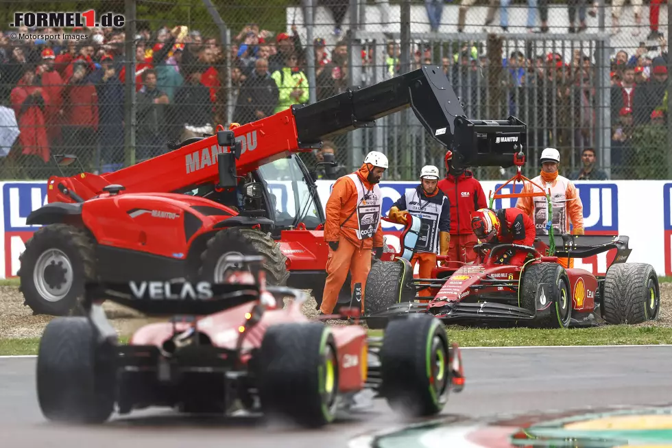 Foto zur News: Imola: Das Heimspiel von Ferrari soll der nächste Triumph werden, wird aber zum Desaster: Carlos Sainz scheidet bereits am Start aus, Leclerc hat keine Chance gegen Verstappen und bringt sich mit einem Dreher in der Variante Alta bei der Jagd nach Sergio Perez um wichtige Punkte: Er wird nur Sechster.