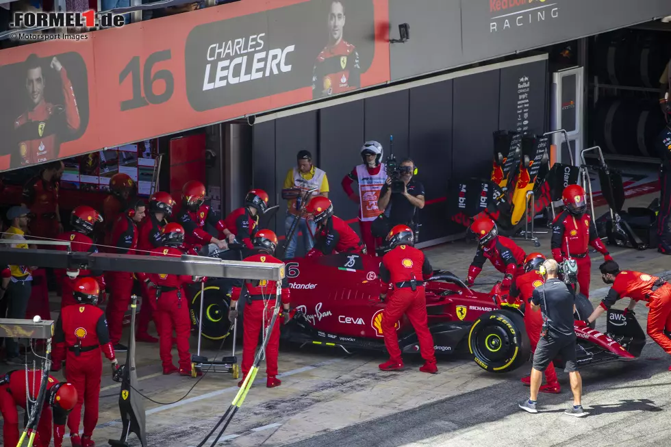 Foto zur News: Barcelona: Während Max Verstappen ins Kiesbett abfliegt, sieht Leclerc in Spanien wie der sichere Sieger aus. Er fährt sich einen großen Vorsprung heraus, bis in Runde 28 sein Turbo den Geist aufgibt. Leclercs Rennen endet in der Garage, während Verstappen noch gewinnt und sich schon die WM-Führung schnappt.