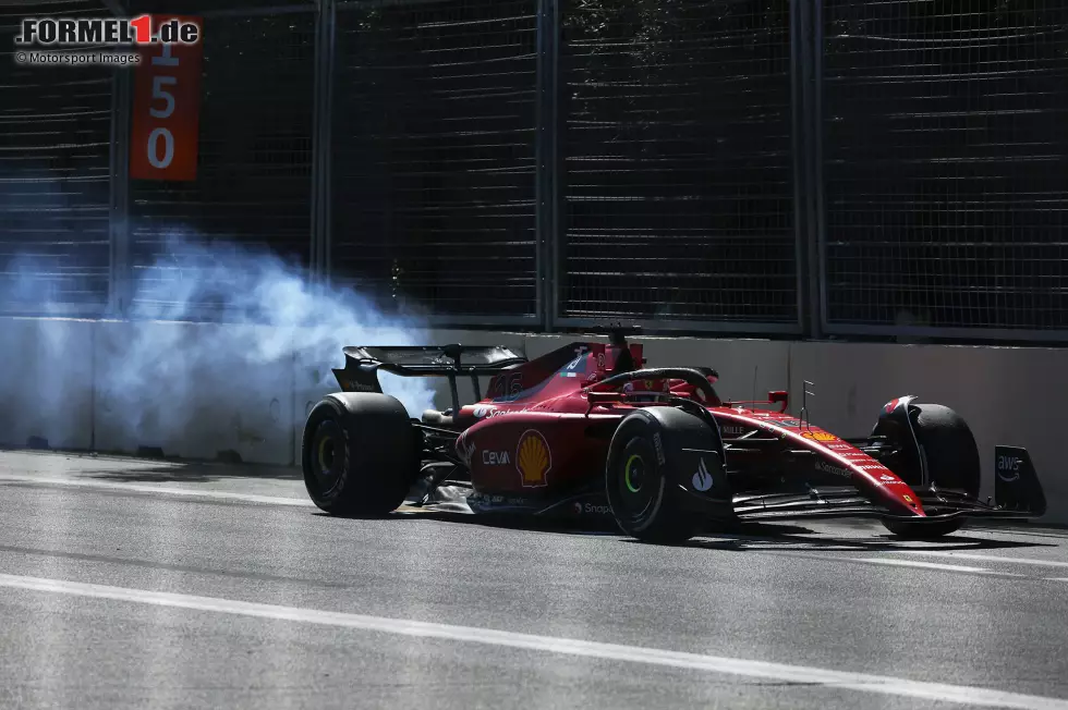 Foto zur News: Baku: Auch im dritten Rennen in Folge geht in Führung liegend etwas schief. Erneut liegt Leclerc auf Platz eins, als ihm in Runde 21 der Motor hochgeht und er mögliche 25 Punkte verliert. Teamkollege Carlos Sainz ist zu dem Zeitpunkt auch schon lange raus - ebenfalls aufgrund eines technischen Problems.