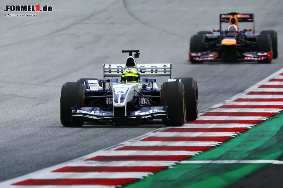 Ralf Schumacher im Williams FW25 aus der Saison 2003 vor David Coulthard im Red Bull RB8 aus der Saison 2012 Foto zur News: Ralf Schumacher im Williams FW25 aus der Saison 2003 vor David Coulthard im Red Bull RB8 aus der Saison 2012