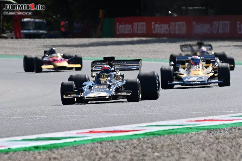 Kleine Zeitreise in Monza: Zum 100-Jahr-Jubiläum der Rennstrecke rücken klassische Lotus-Rennautos aus der Formel-1-Historie aus! Wir zeigen die schönsten Bilder dieser Lotus-Parade! Foto zur News: Kleine Zeitreise in Monza: Zum 100-Jahr-Jubiläum der Rennstrecke rücken klassische Lotus-Rennautos aus der Formel-1-Historie aus! Wir zeigen die schönsten Bilder dieser Lotus-Parade!