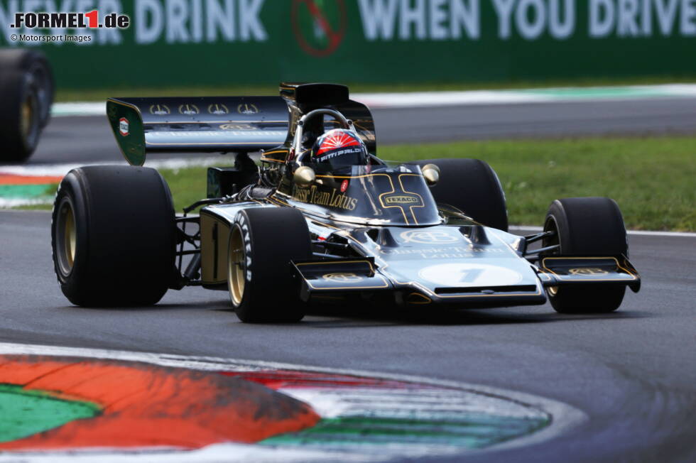 Foto zur News: Den Anfang macht Ex-Champion Emerson Fittipaldi im Lotus-Ford 72. Mit diesem Modell gewann er 1972 den Fahrertitel für Lotus, als damals jüngster Weltmeister.