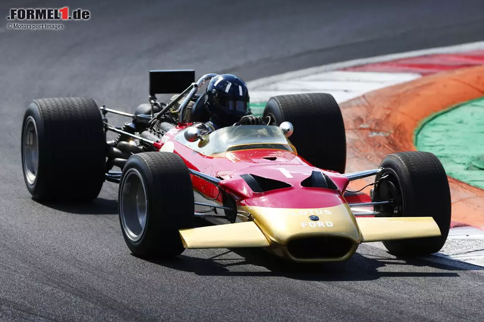 Weiter geht es mit dem Lotus 49, den Graham Hill 1968 steuerte, auf dem Weg zu seinem zweiten WM-Titelgewinn in der Formel 1. Hier sitzt sein Sohn Damon Hill im Auto, der 1996 ebenfalls Weltmeister wurde - auf Williams. Foto zur News: Weiter geht es mit dem Lotus 49, den Graham Hill 1968 steuerte, auf dem Weg zu seinem zweiten WM-Titelgewinn in der Formel 1. Hier sitzt sein Sohn Damon Hill im Auto, der 1996 ebenfalls Weltmeister wurde - auf Williams.