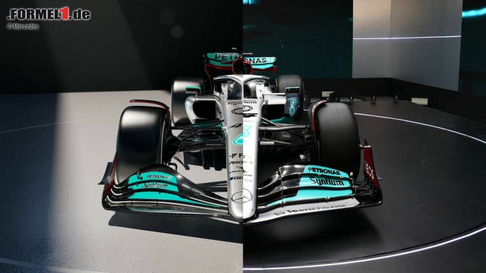 Foto zur News: Mercedes hat seinen neuen W13 für die Formel 1 2022 vorgestellt, allerdings gleich in zwei verschiedenen Versionen, einmal digital und einmal ganz echt. Wo die Unterschiede liegen? Das zeigen wir anhand der folgenden Bilder!