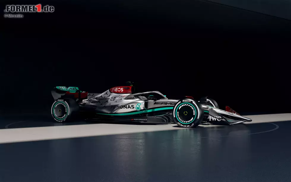 Foto zur News: Was natürlich sofort auffällt: Das Auto ist wieder mehrheitlich in Silber gehalten, was Toto Wolff schon vor Monaten angedeutet hatte. Der Mercedes ist also nach zwei Jahren in Schwarz wieder ein Silberpfeil!